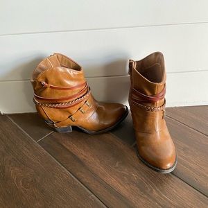 💕NWOT- SO Women’s Heeled Boots💕